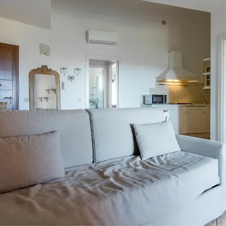 Guesthost - Lovely Flat With Terrace And Solarium * ポルト・サン・パーオロ